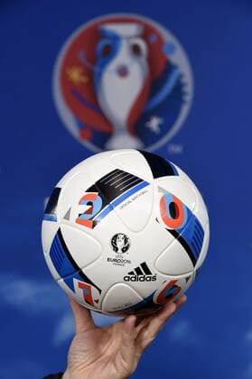 Bilder des Tages - SPORT Der Euro 2016 Ball beim Fototermin zur ARD ZDF-Pressekonferenz UEFA EURO EM Europameisterschaft Fussball 2016 im Radialsystem. Berlin, 11.04.2016 Foto:xFredericx xFuturexImage