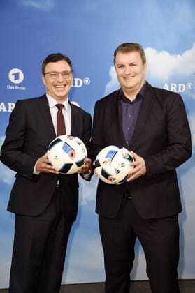 Volker Herres und Axel Balkausky beim Fototermin zur ARD ZDF-Pressekonferenz UEFA EURO EM Europameisterschaft Fussball 2016 im Radialsystem. Berlin, 11.04.2016 Foto:xFredericx xFuturexImage