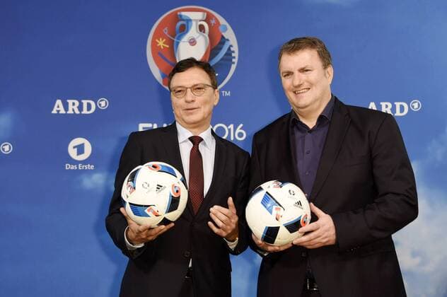 Volker Herres und Axel Balkausky beim Fototermin zur ARD ZDF-Pressekonferenz UEFA EURO EM Europameisterschaft Fussball 2016 im Radialsystem. Berlin, 11.04.2016 Foto:xFredericx xFuturexImage