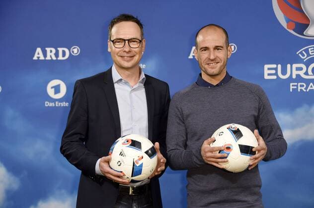 Matthias Opdenhövel und Mehmet Scholl beim Fototermin zur ARD ZDF-Pressekonferenz UEFA EURO EM Europameisterschaft Fussball 2016 im Radialsystem. Berlin, 11.04.2016 Foto:xFredericx xFuturexImage