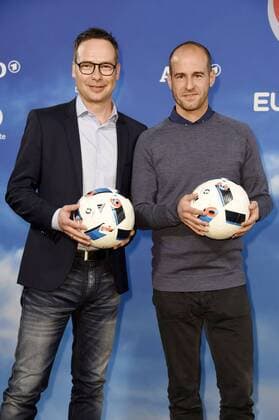 Matthias Opdenhövel und Mehmet Scholl beim Fototermin zur ARD ZDF-Pressekonferenz UEFA EURO EM Europameisterschaft Fussball 2016 im Radialsystem. Berlin, 11.04.2016 Foto:xFredericx xFuturexImage