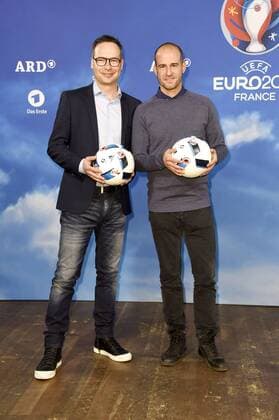 Matthias Opdenhövel und Mehmet Scholl beim Fototermin zur ARD ZDF-Pressekonferenz UEFA EURO EM Europameisterschaft Fussball 2016 im Radialsystem. Berlin, 11.04.2016 Foto:xFredericx xFuturexImage