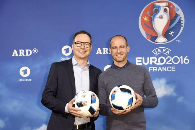 Matthias Opdenhövel und Mehmet Scholl beim Fototermin zur ARD ZDF-Pressekonferenz UEFA EURO EM Europameisterschaft Fussball 2016 im Radialsystem. Berlin, 11.04.2016 Foto:xFredericx xFuturexImage