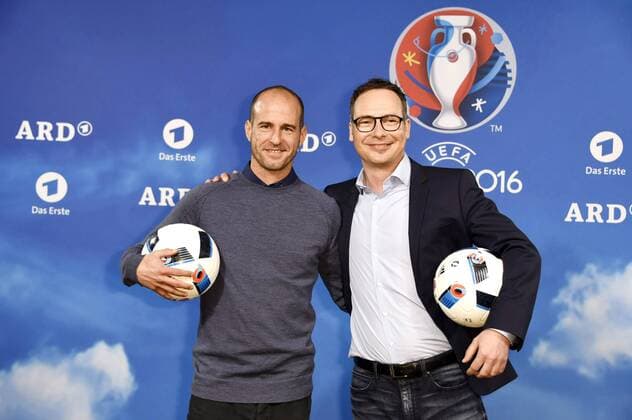 Mehmet Scholl und Matthias Opdenhövel beim Fototermin zur ARD ZDF-Pressekonferenz UEFA EURO EM Europameisterschaft Fussball 2016 im Radialsystem. Berlin, 11.04.2016 Foto:xFredericx xFuturexImage