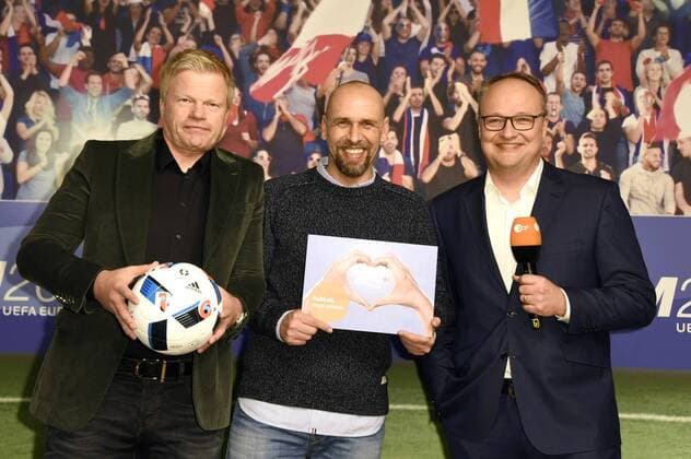 Fußball, EURO 2016, ZDF präsentiert EM Kommentatoren Team Oliver Kahn, Holger Stanislawski und Oliver Welke beim Fototermin zur ARD ZDF-Pressekonferenz UEFA EURO EM Europameisterschaft Fussball 2016 im Radialsystem. Berlin, 11.04.2016 Foto:xFredericx xFuturexImage