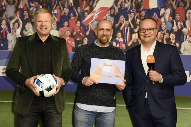 Oliver Kahn, Holger Stanislawski und Oliver Welke beim Fototermin zur ARD ZDF-Pressekonferenz UEFA EURO EM Europameisterschaft Fussball 2016 im Radialsystem. Berlin, 11.04.2016 Foto:xFredericx xFuturexImage