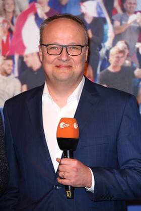 Oliver Welke bei dem ZDF Fototermin zur Fussball-Europameisterschaft 2016 in Frankreich (vom 10.06.- 10.07.2016) am 11.04.2016 in Berlin ZDF Fototermin zur Fussball-EM 2016 in Berlin 