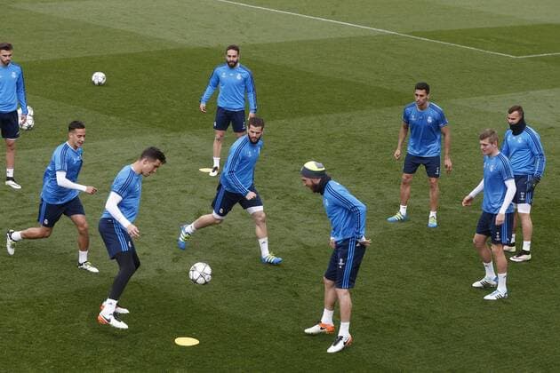 Real Madrid s players take part in a team s training session at Valdebebas Complex outside Madrid, Spain, 11 April 2016, to prepare its upcoming Champions League s quarters final second leg match against VfLWolfsburg at Madrid s Santiago Bernabeu Stadium on 12 April 2016. Real Madrid s training session !ACHTUNG: NUR REDAKTIONELLE NUTZUNG!  20160411-635959751563084224