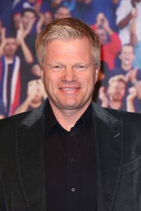 Bilder des Tages - SPORT Oliver Kahn bei dem ZDF Fototermin zur Fussball-Europameisterschaft 2016 in Frankreich (vom 10.06.- 10.07.2016) am 11.04.2016 in Berlin ZDF Fototermin zur Fussball-EM 2016 in Berlin 