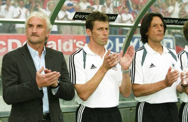 Fussball-Europameisterschaft 2004 in Portugal Deutschland - Tschechien 1:2 23.06.2004 in Lissabon. V.l: Bundestrainer Rudi Völler, Co-Tr. Skibbe und Dr. Müller-Wohlfahrt. HM