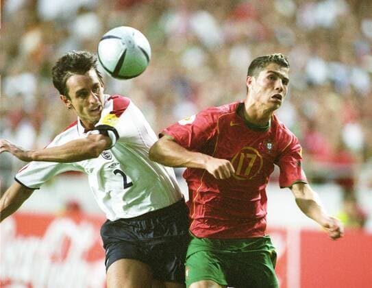 Fussball-Europameisterschaft 2004 in Portugal. Viertelfinal: Portugal - England 2:2 n.V. 6:5 n.E. 24.06.2004 in Lissabon. Zweikampf zw. Gary Neville (Eng. li.) und Cristiano Ronaldo (Por. rechts). HM