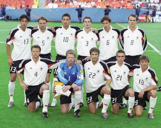 Fussball-Europameisterschaft 2004 in Portugal Deutschland - Holland 1:1 Deutsche Mannschaft: oben v.l. Ballack,Nowotny,Kuranyi,Friedrich,Baumann,Hamann,untenv.l.Wörns,Kahn,Frings,Lahm,Schneider HM