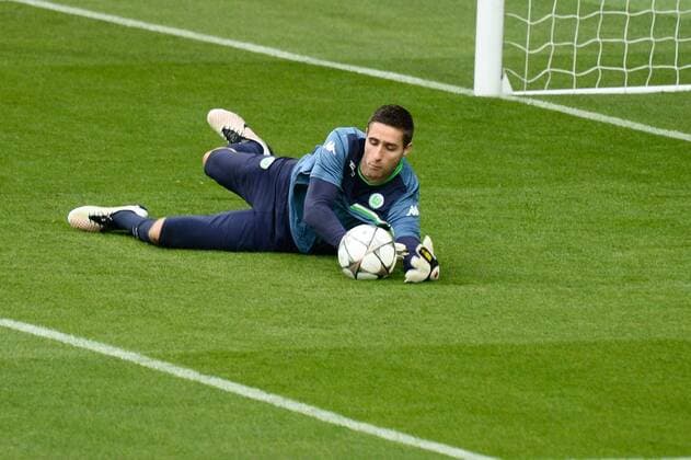 Koen Casteels (Torwart, Wolfsburg, 28) hält einen Schuss, beim Abschlusstraining vor dem Viertelfinale gegen Real Madrid, xjgx