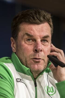 Fußball, Champions League, VfL Wolfsburg Pressekonferenz WfL Wolfsburg s head coach Dieter Hecking attends a press conference PK Pressekonferenz at Santiago Bernabeu stadium, in Madrid, Spain, 11 April 2016. Real Madrid will face WfL Wolfsburg in a UEFA Champions League quarter final second leg soccer match on 12 April. WfL Wolfsburg presser !ACHTUNG: NUR REDAKTIONELLE NUTZUNG!  20160411-635959981663920918