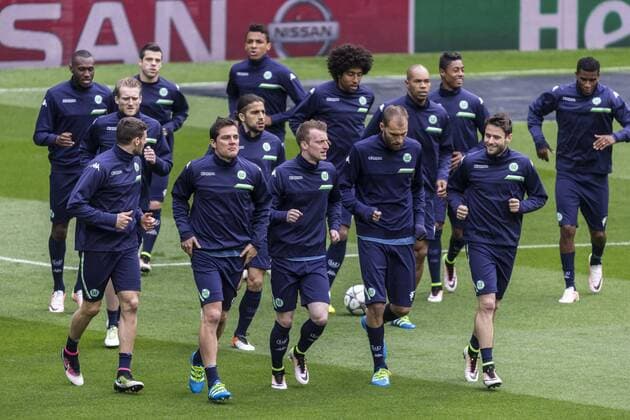 Wolfsburg players participate in a training session of the team prior to tomorrow s Champions League quarter final match before Real Madrid at Santiago Bernabeu stadium in Madrid, Spain, 11 April 2016. WOLFSBURG TRAINING SESSION !ACHTUNG: NUR REDAKTIONELLE NUTZUNG!  WOL003 20160411-635959996172396590
