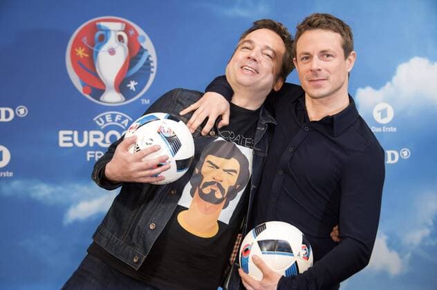 Fußball, EURO 2016, ARD präsentiert EM Kommentatoren Team Arnd Zeigler und Alexander Bommes beim Fototermin zur ARD ZDF-Pressekonferenz UEFA EURO EM Europameisterschaft Fussball 2016 im Radialsystem. Berlin, 11.04.2016 Foto:xFredericx xFuturexImage