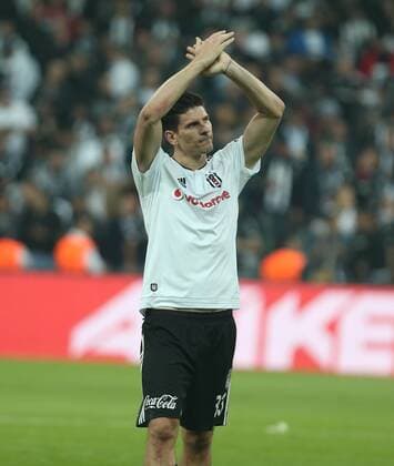 Bilder des Tages - SPORT Turkey Sportoto Superlig match between Besiktas and Bursaspor at Vodafone Arena in Istanbul , Turkey , April 11, 2016. Final Score : Besiktas 3 - Bursaspor 2 Pictured: Mario Gomez of Besiktas. 