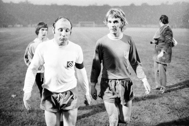 Uwe Seeler (Hamburger SV, li.) und Rainer Zobel (FC Bayern München)