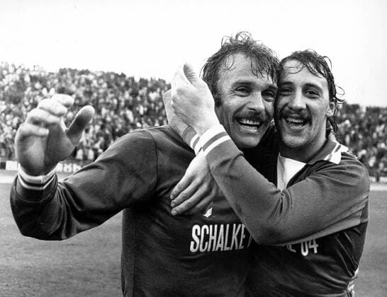 FC Schalke 04 - Eintracht Braunschweig: Manfred Ritschel (li.) und Bernd Thiele (beide Schalke) jubeln nach Spielschluss