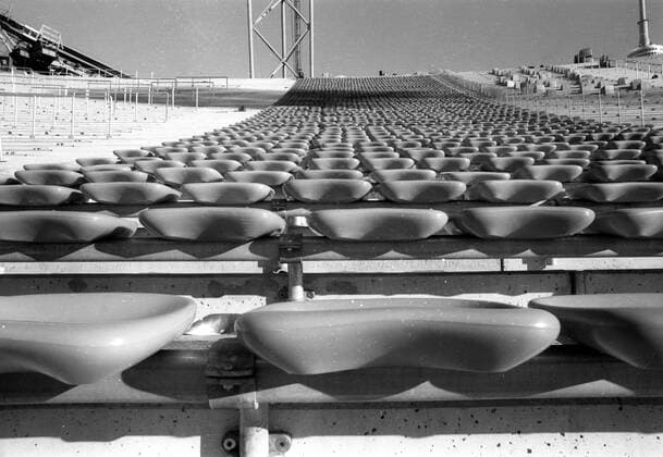 Reportage 1971, Olympiagelände München - Neu montierte Sitze im Olympiastadion