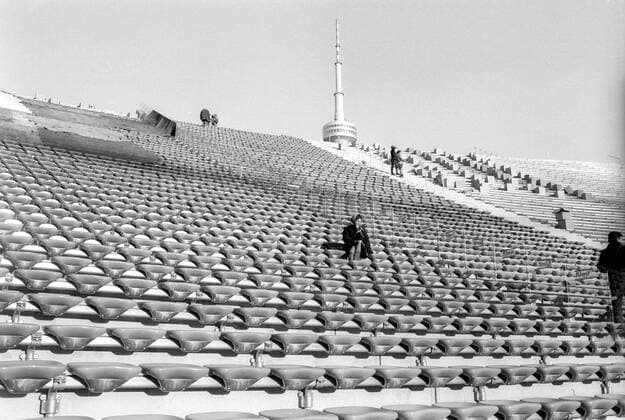 Reportage 1971, Olympiagelände München - Neu montierte Sitze im Olympiastadion