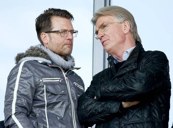 Halle, 10.04.2016, Erdgas Arena, Fußball, 3.Liga, 33.Spieltag , Hallescher FC vs. Chemnitzer FC 1:2 (0:0). , Zukünftiger Trainer des HFC Rico Schmitt (l.) im Gespräch mit HFC - Präsident Michael Schädlich Schaedlich. ,