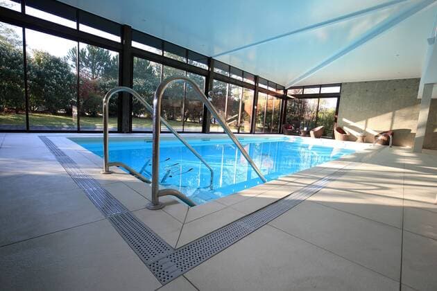 Fußball, EM 2016, Mannschaftsquartier Belgien in Le Pian Medoc Mannschaftshotel des belgischen Nationalteam (BEL) - Diables rouges pour l Euro Golf Hotel & Spa Resort au Pian Medoc - Bordeaux Piscine FOOTBALL : Camp de base de la Belgique pour l Euro 2016 - Pian Medoc - 12 04 2016 MarcdeTienda Panoramic 
