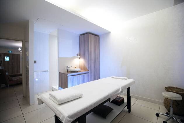 Fußball, EM 2016, Mannschaftsquartier Belgien in Le Pian Medoc Mannschaftshotel des belgischen Nationalteam (BEL) - Diables rouges pour l Euro Golf Hotel & Spa Resort au Pian Medoc - Bordeaux Salle de massage et de recuperation FOOTBALL : Camp de base de la Belgique pour l Euro 2016 - Pian Medoc - 12 04 2016 MarcdeTienda Panoramic 