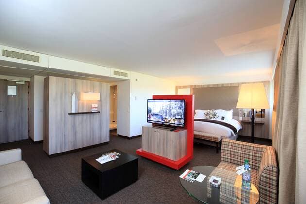 Fußball, EM 2016, Mannschaftsquartier Belgien in Le Pian Medoc Mannschaftshotel des belgischen Nationalteam (BEL) - Diables rouges pour l Euro Golf Hotel & Spa Resort au Pian Medoc - Bordeaux Chambre Suite FOOTBALL : Camp de base de la Belgique pour l Euro 2016 - Pian Medoc - 12 04 2016 MarcdeTienda Panoramic 