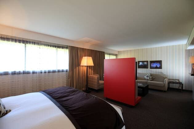 Fußball, EM 2016, Mannschaftsquartier Belgien in Le Pian Medoc Mannschaftshotel des belgischen Nationalteam (BEL) - Diables rouges pour l Euro Golf Hotel & Spa Resort au Pian Medoc - Bordeaux Chambre Suite FOOTBALL : Camp de base de la Belgique pour l Euro 2016 - Pian Medoc - 12 04 2016 MarcdeTienda Panoramic 