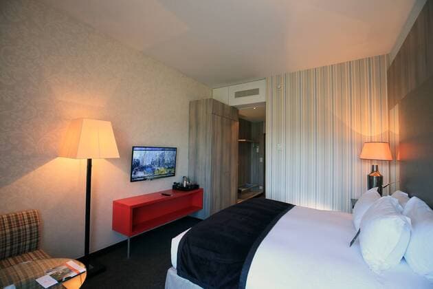 Fußball, EM 2016, Mannschaftsquartier Belgien in Le Pian Medoc Mannschaftshotel des belgischen Nationalteam (BEL) - Diables rouges pour l Euro Golf Hotel & Spa Resort au Pian Medoc - Bordeaux Chambre Suite FOOTBALL : Camp de base de la Belgique pour l Euro 2016 - Pian Medoc - 12 04 2016 MarcdeTienda Panoramic 