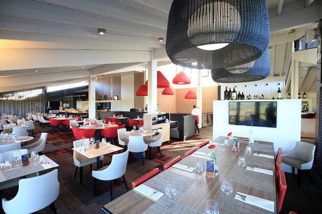 Fußball, EM 2016, Mannschaftsquartier Belgien in Le Pian Medoc Mannschaftshotel des belgischen Nationalteam (BEL) - Diables rouges pour l Euro Golf Hotel & Spa Resort au Pian Medoc - Bordeaux salle de dejeuner FOOTBALL : Camp de base de la Belgique pour l Euro 2016 - Pian Medoc - 12 04 2016 MarcdeTienda Panoramic 