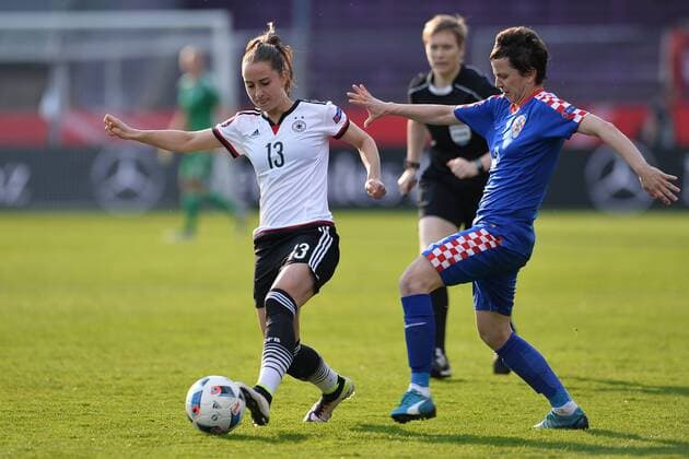 Fußball Frauen EM-Qualifikation, Deutschland - Kroatien am 12.04.2016 in der Osnatel Arena in Osnabrück Sara Däbritz ( Deutschland ), links - Violeta Baban ( Kroatien ), rechts Foto: osnapix TT