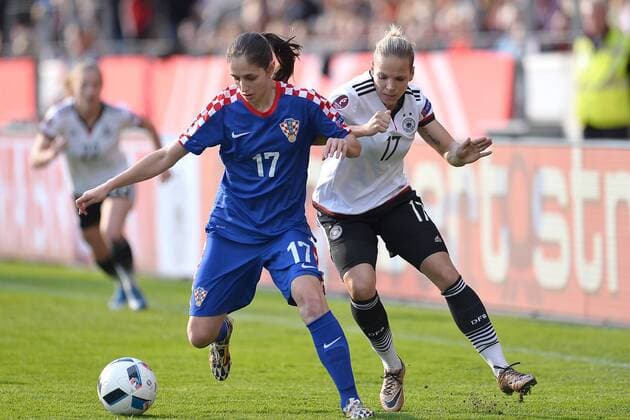 Fußball Frauen EM-Qualifikation, Deutschland - Kroatien am 12.04.2016 in der Osnatel Arena in Osnabrück Izabela Lojna ( Kroatien ), links - Isabel Kerschowski ( Deutschland ), rechts Foto: osnapix TT