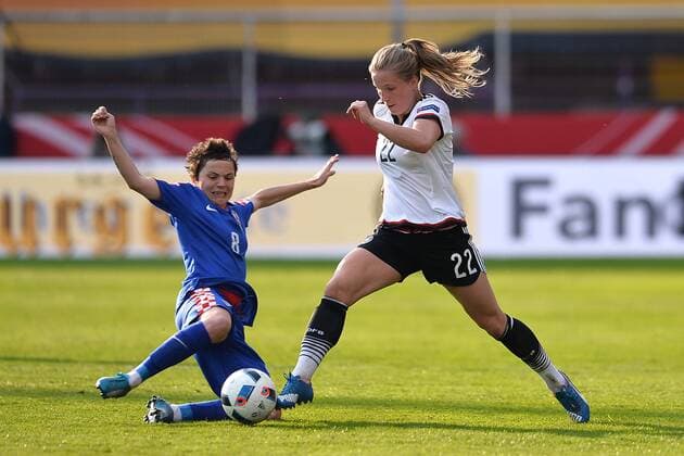 Fußball Frauen EM-Qualifikation, Deutschland - Kroatien am 12.04.2016 in der Osnatel Arena in Osnabrück Violeta Baban ( Kroatien ), links - Tabea Kemme ( Deutschland ), rechts Foto: osnapix TT