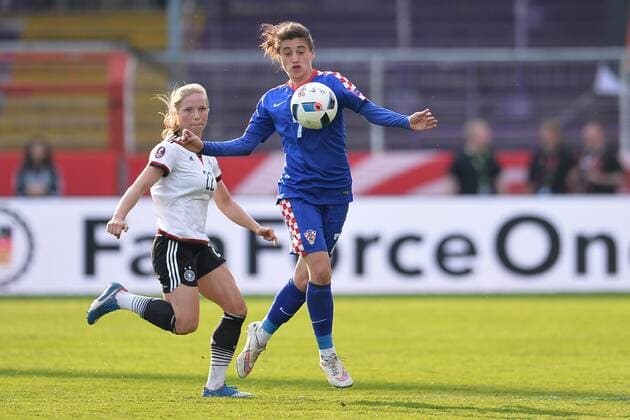 Fußball Frauen EM-Qualifikation, Deutschland - Kroatien am 12.04.2016 in der Osnatel Arena in Osnabrück Maja Joscak ( Kroatien ), vorne - Tabea Kemme ( Deutschland ), hinten Foto: osnapix TT