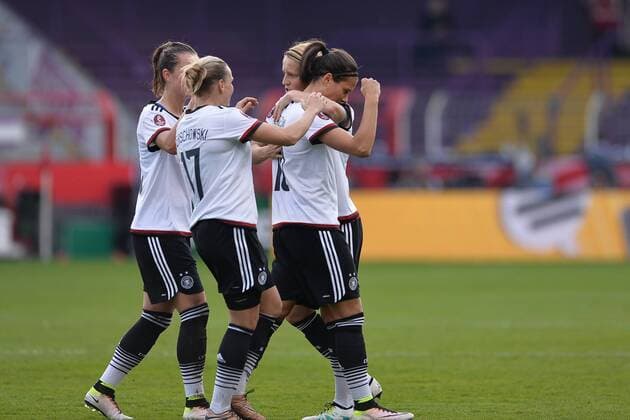 Fußball Frauen EM-Qualifikation, Deutschland - Kroatien am 12.04.2016 in der Osnatel Arena in Osnabrück Torjubel zum 1:0 durch Dzsenifer Marozsan ( Deutschland ), rechts Foto: osnapix TT