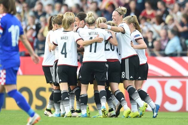 Fußball Frauen EM-Qualifikation, Deutschland - Kroatien am 12.04.2016 in der Osnatel Arena in Osnabrück Jubel, Torjubel, Torschuetzein, Torschützein Dzsenifer Marozsan (Deutschland Frankfurt) jubelt nach ihrem Tor zum 1:0 mit Alexandre Popp (Deutschland Wolfsburg) Foto: osnapix mt