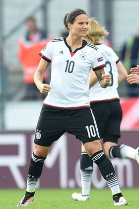 Fußball Frauen EM-Qualifikation, Deutschland - Kroatien am 12.04.2016 in der Osnatel Arena in Osnabrück Jubel, Torjubel, Torschuetzein, Torschützein Dzsenifer Marozsan (Deutschland Frankfurt) jubelt nach ihrem Tor zum 1:0. Foto: osnapix mt