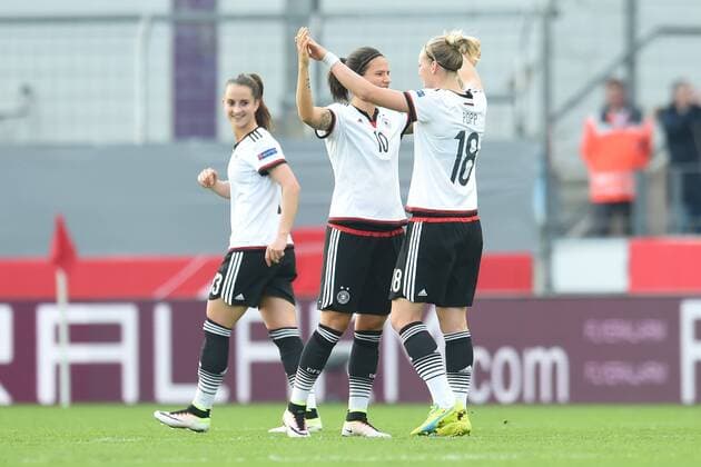 Fußball Frauen EM-Qualifikation, Deutschland - Kroatien am 12.04.2016 in der Osnatel Arena in Osnabrück Jubel, Torjubel, Torschuetzein, Torschützein Dzsenifer Marozsan (Deutschland Frankfurt) jubelt nach ihrem Tor zum 1:0 mit Alexandre Popp (Deutschland Wolfsburg) Foto: osnapix mt