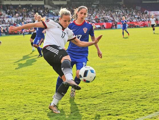 Osnabrueck Isabell Kerchowski ( 17, Deutschland) mit Izabela Lojna ( 17, Kroatien), Deutschland vs. Kroatien, Frauenfussball, Laenderspiel, 12.04.2016, Copyright: Deutzmannx xEibner-Pressefoto EP_cdn