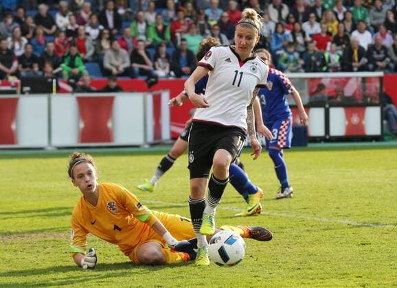Osnabrueck Doris Bacic ( 1, TW, Kroatien) mit Anja Mittag ( 11, Deutschland), Deutschland vs. Kroatien, Frauenfussball, Laenderspiel, 12.04.2016, Copyright: Deutzmannx xEibner-Pressefoto EP_cdn
