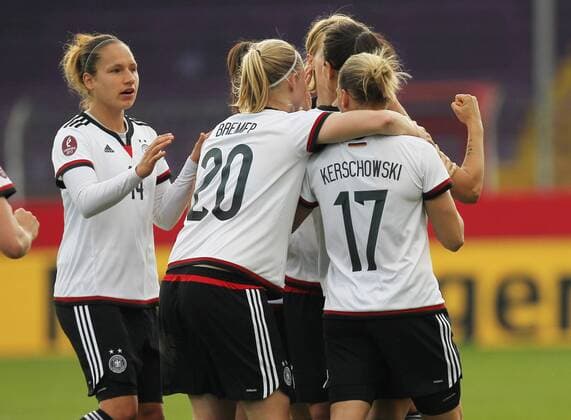 Osnabrueck Torjubel ueber das Tor zum 1:0 durch Dzsenifer Marozsan ( 10, Deutschland) mit Saskia Bartusiak ( 3, Deutschland), Babett Peter ( 14, Deutschland), Pauline Bremer ( 20, Deutschland), Isabell Kerchowski ( 17, Deutschland), Deutschland vs. Kroatien, Frauenfussball, Laenderspiel, 12.04.2016, Copyright: Deutzmannx xEibner-Pressefoto EP_cdn