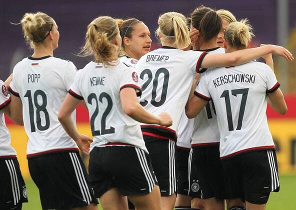 Osnabrueck Torjubel ueber das Tor zum 1:0 durch Dzsenifer Marozsan ( 10, Deutschland) mit Alexandra Popp ( 18, Deutschland), Tabea Kemme ( 22, Deutschland), Saskia Bartusiak ( 3, Deutschland), Babett Peter ( 14, Deutschland), Pauline Bremer ( 20, Deutschland), Isabell Kerchowski ( 17, Deutschland), Deutschland vs. Kroatien, Frauenfussball, Laenderspiel, 12.04.2016, Copyright: Deutzmannx xEibner-Pressefoto EP_cdn