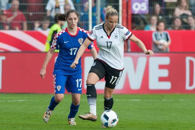 v.li.: Izabela Lojna (Kroatien, 17) im Zweikampf mit Isabel Kerschowski (Deutschland, 17), Fussball, EM-Qualifikation Frauen, Deutschland - Kroatien, xobx
