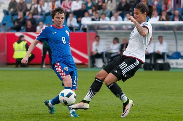 v.li.: Violeta Baban (Kroatien, 8) im Zweikampf mit Dzsenifer Marozsan (Deutschland, 10), Fussball, EM-Qualifikation Frauen, Deutschland - Kroatien, xobx