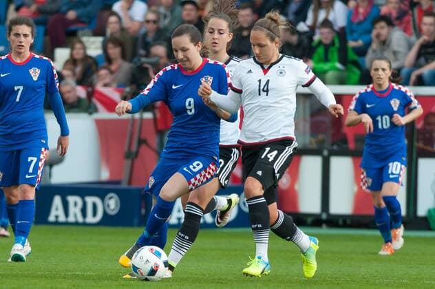 v.li.: Ivana Rudelic (Kroatien, 9) im Zweikampf mit Babett Peter (Deutschland, 14), Fussball, EM-Qualifikation Frauen, Deutschland - Kroatien, xobx