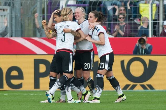 Die Spielerinnen von Deutschland mit Torjubel, Jubel, Freude über das Tor zum 1:0, Fussball, EM-Qualifikation Frauen, Deutschland - Kroatien, xobx