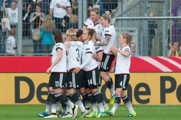 Die Spielerinnen von Deutschland mit Torjubel, Jubel, Freude über das Tor zum 1:0, Fussball, EM-Qualifikation Frauen, Deutschland - Kroatien, xobx