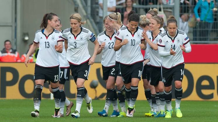 Die Spielerinnen von Deutschland mit Torjubel, Jubel, Freude über das Tor zum 1:0, Fussball, EM-Qualifikation Frauen, Deutschland - Kroatien, xobx